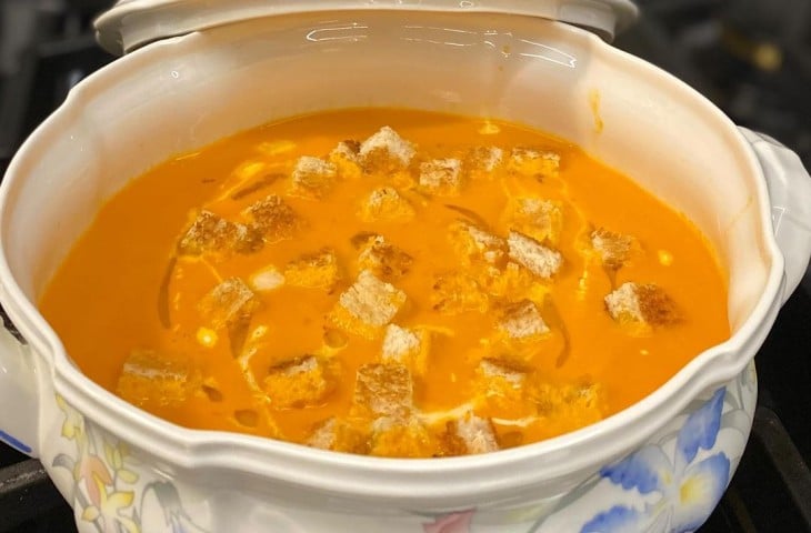 Sopa de tomate com pedaços de pão