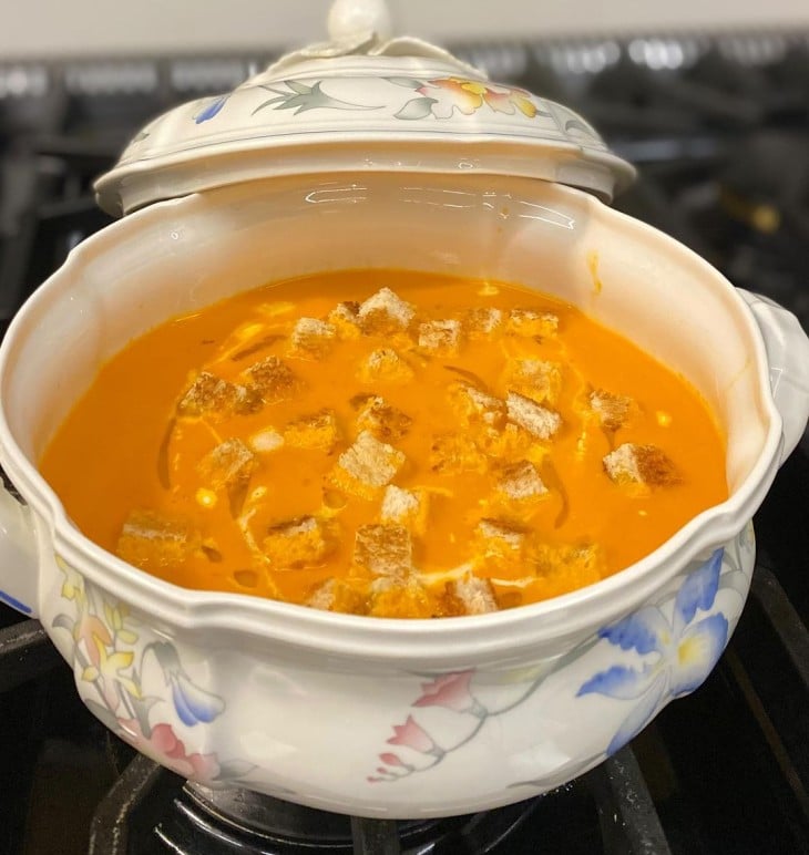 Sopa de tomate com pedaços de pão