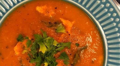 Sopa de tomate com ovos