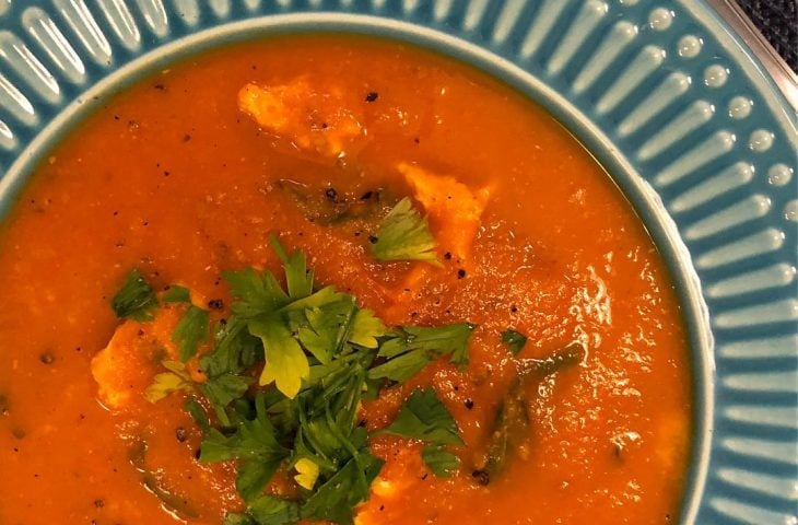 Sopa de tomate com ovos