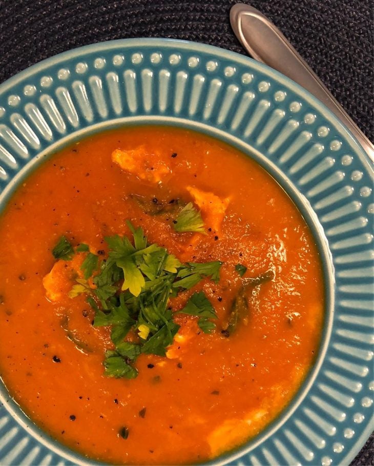 Sopa de tomate com ovos