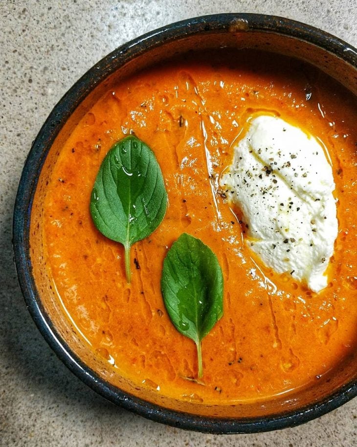 Sopa de tomate com pimentão