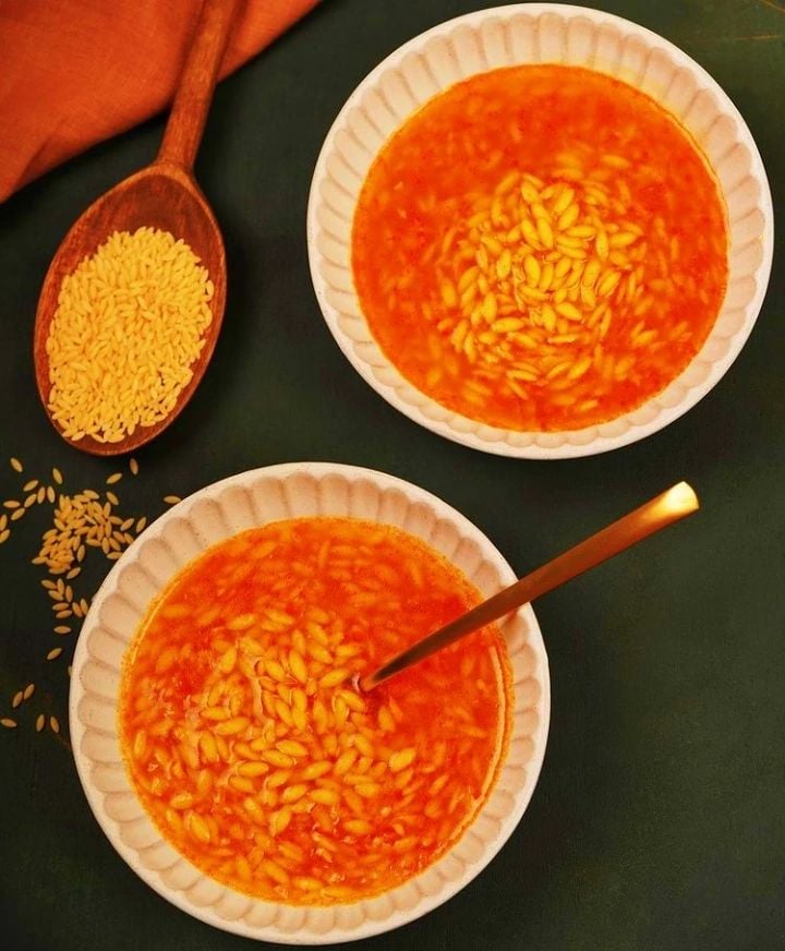 Sopa de tomate com risoni