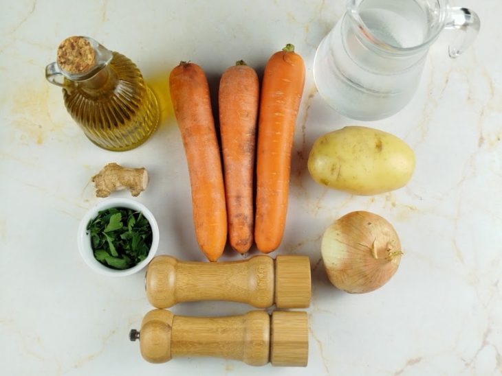 Ingredientes separados sobre a bancada.