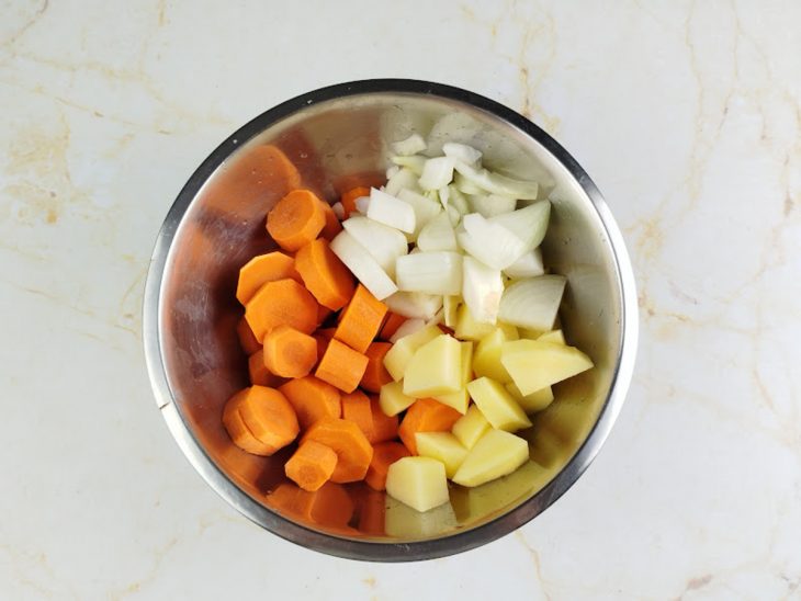 Legumes picados na tigela.