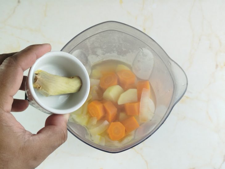 Legumes com caldo no liquidificador.