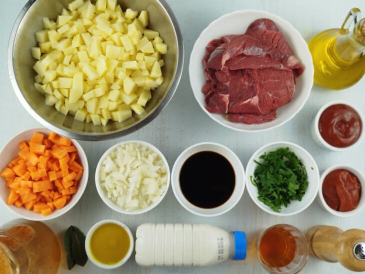 Ingredientes reunidos na bancada.