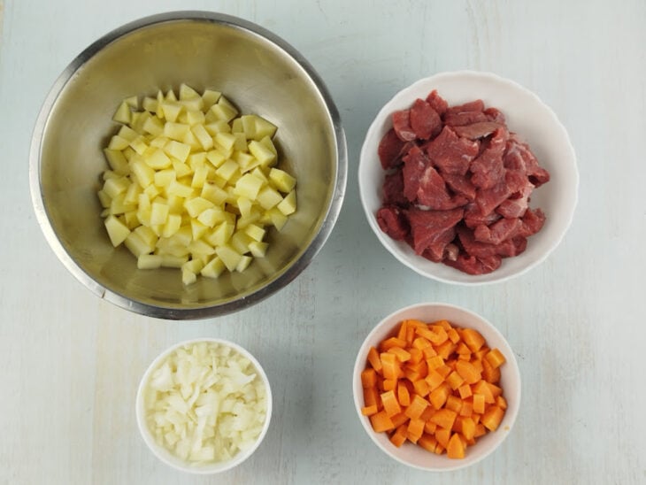 Ingredientes cortados em cubos e reservados.