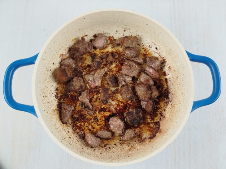 Carne dourada na panela.