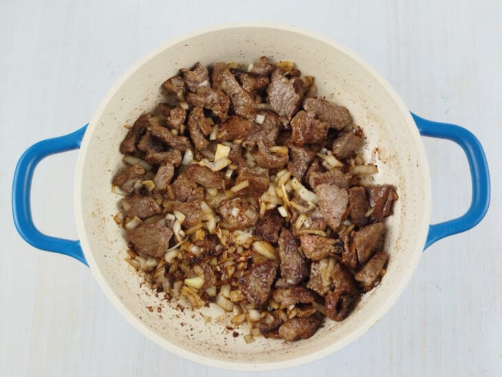 Cebola e carne de volta na panela.