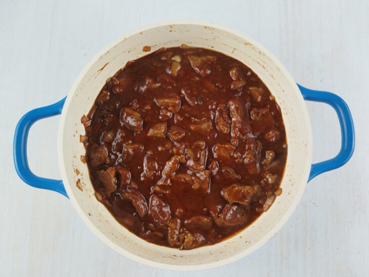 Molhos e temperos adicionados na panela.