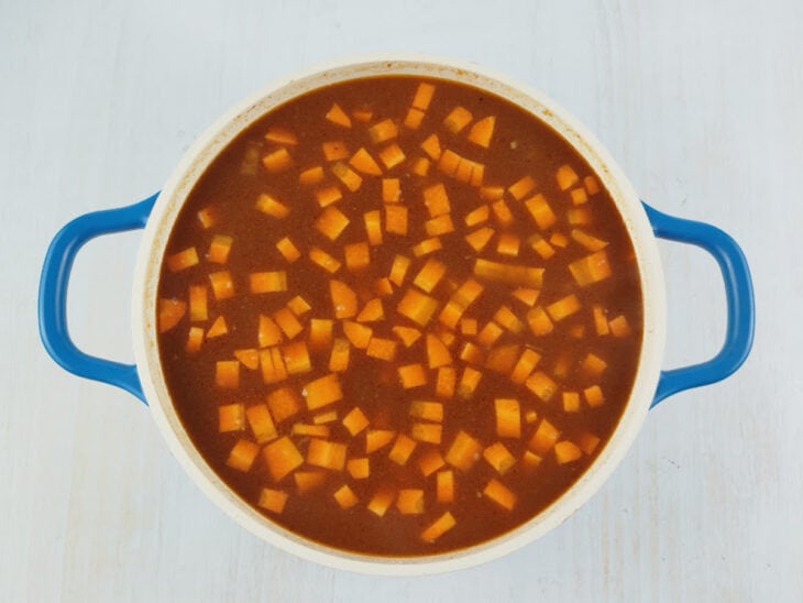 Cenouras adicionadas na panela.