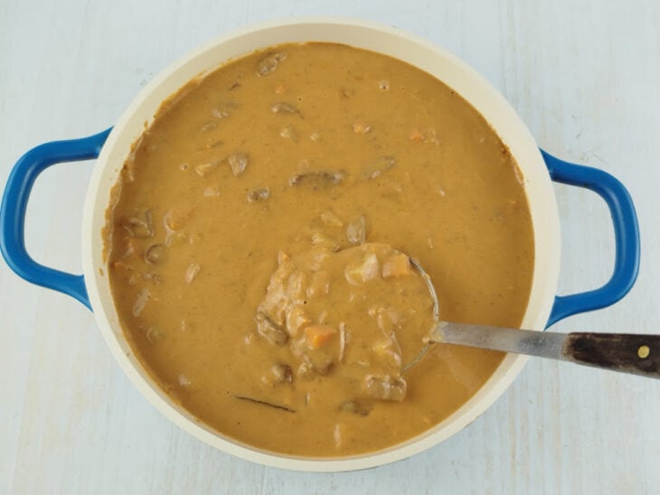 Creme de leite adicionado na panela, caldo encorpado.