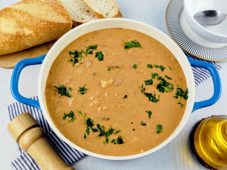 Sopa eslava pronta e decorada com cheiro-verde.