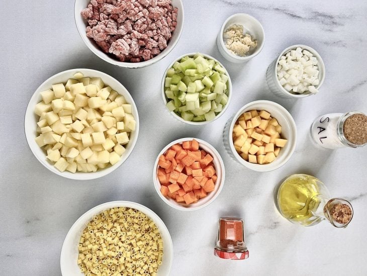 Ingredientes para a receita separados em uma bancada.