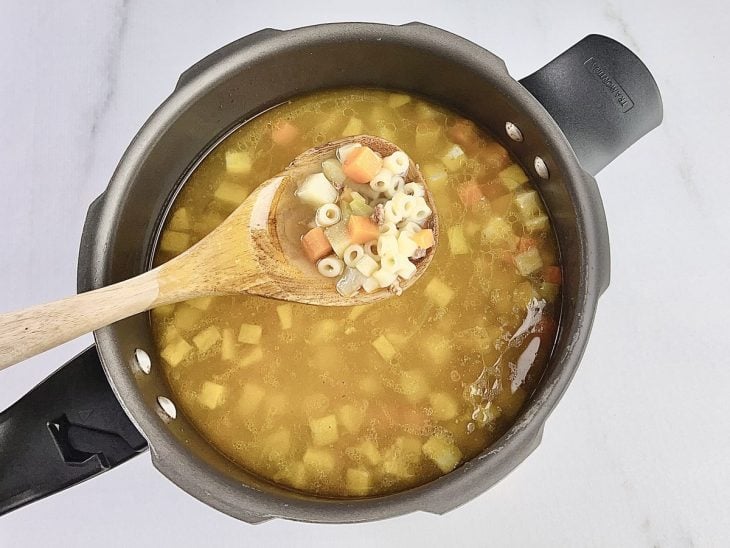 Sopa cozida na panela de pressão.