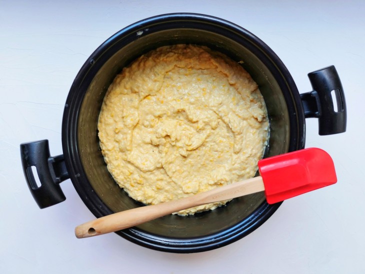 Panela com ingredientes da sopa misturados e firmes.