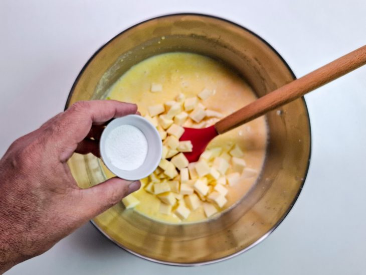 Queijo e fermento adicionados na tigela.