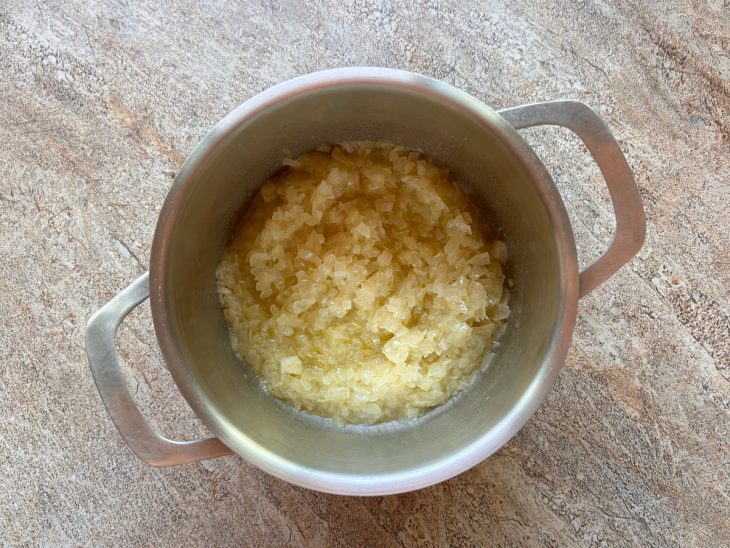 cebola refogada na margarina até murchar.