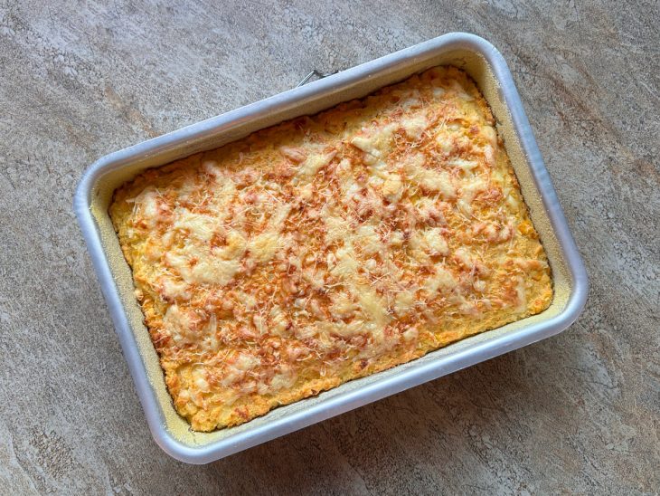 sopa paraguaia assada até dourar.