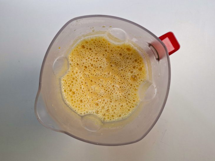 Ingredientes batidos no liquidificador.