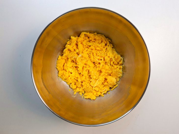 Fubá com cebola incorporados numa tigela.