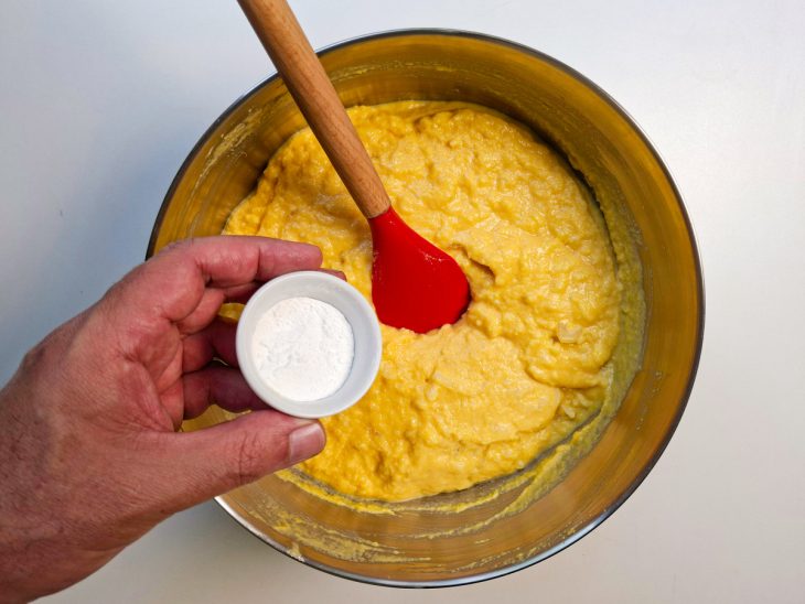 Fermento adicionado na tigela com a mistura.