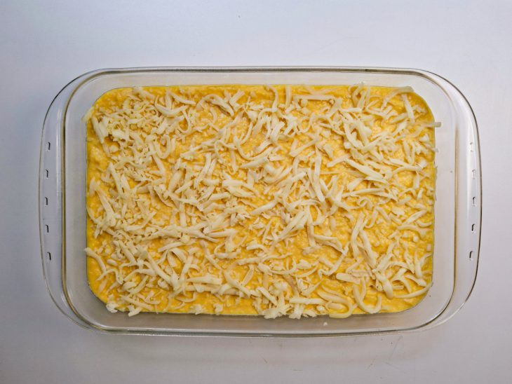 Mistura transferida para uma travessa.