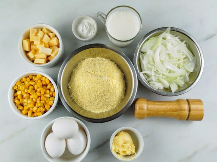 Ingredientes reunidos em uma bancada.