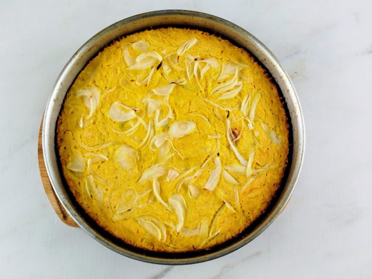 Sopa paraguaia assada ainda na forma.