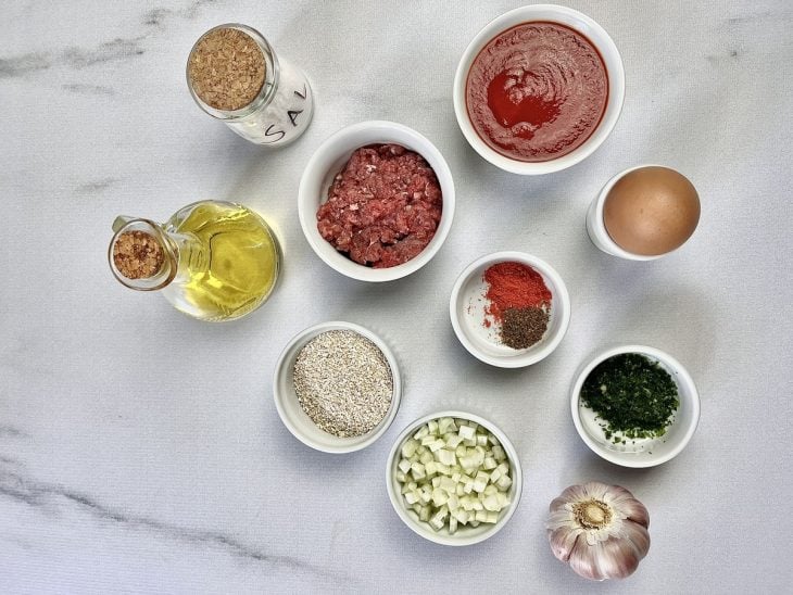 Uma bancada com os ingredientes da sopa.