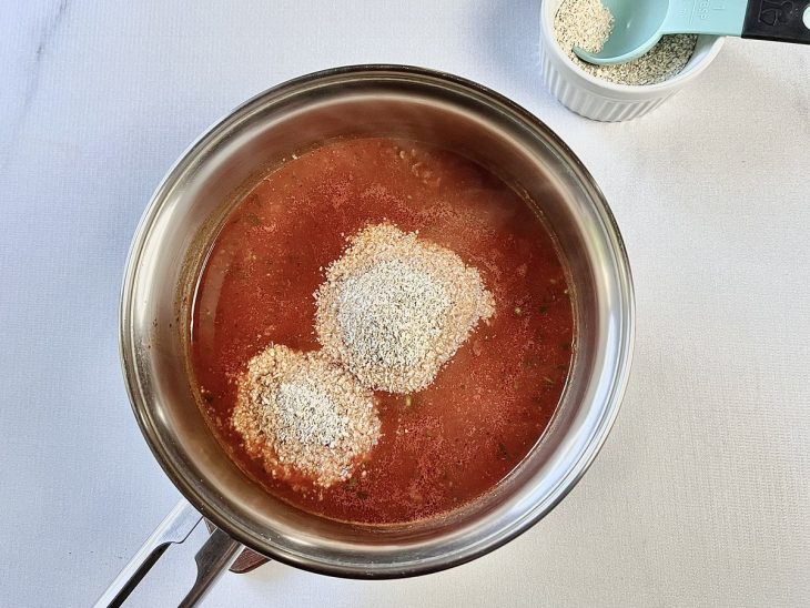 Farinha de aveia adicionada na panela com os outros ingredientes.