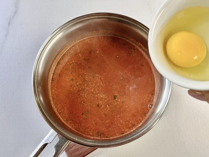 Ovo adicionado na panela com a sopa.