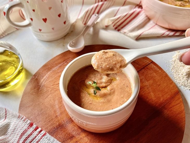 Um bowl com a sopa proteica.