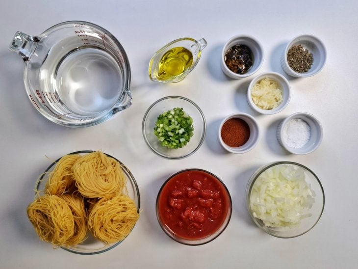 Ingredientes para a sopa simples reunidos em uma bancada.