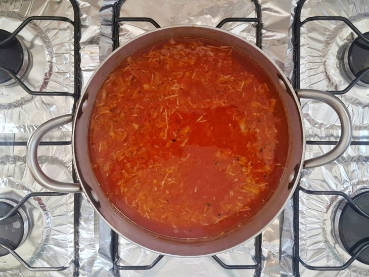 Temperos adicionados na panela com molho.