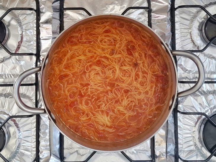 Macarrão cabelo de anjo cozido na panela.