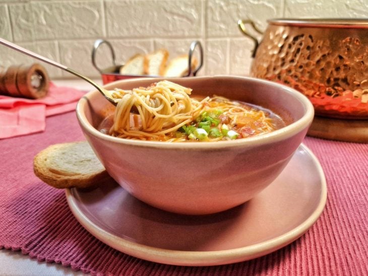 Sopa simples pronta para consumo.