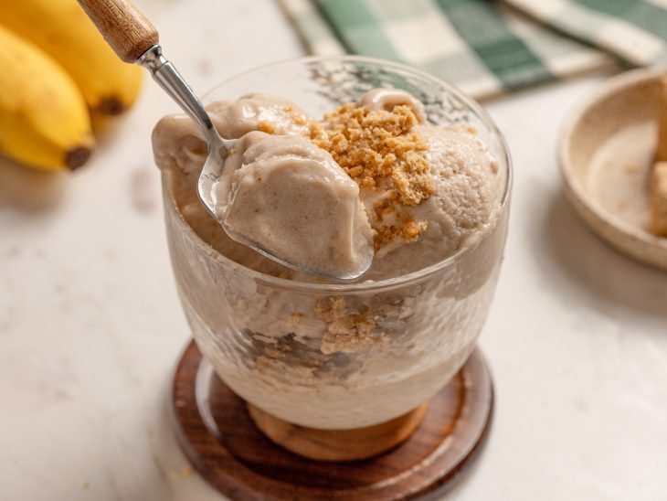 Uma tacinha com sorvete cremoso de banana com whey.