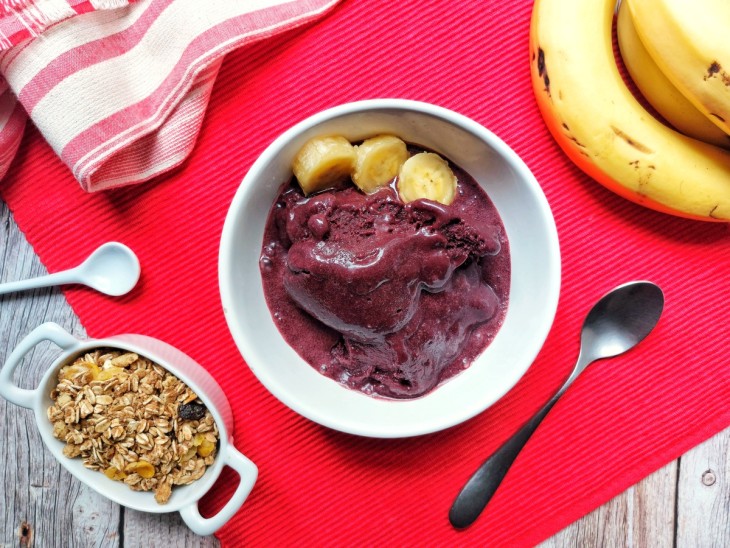 Um recipiente contendo sorvete de açaí fit.