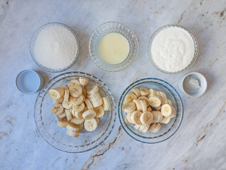 Ingredientes reunidos na bancada.