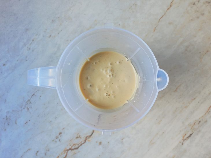 No liquidificador, a banana picada, o creme de leite, o leite condensado e a liga neutra.