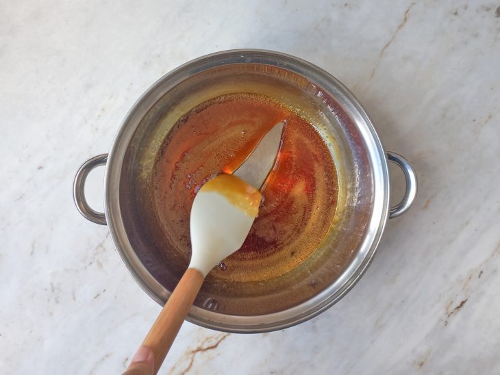 Na panela, água adicionada, caramelo em textura de calda.
