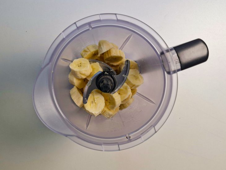 Bananas cortadas no liquidificador.