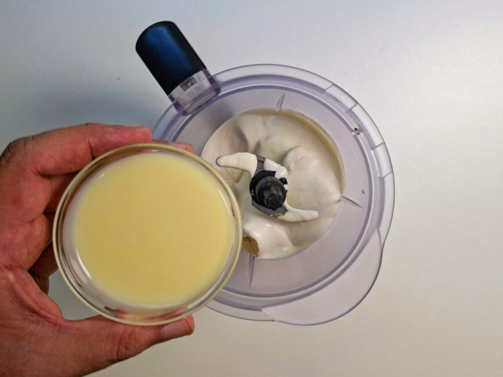 Creme de leite e leite condensado adicionados no liquidificador.