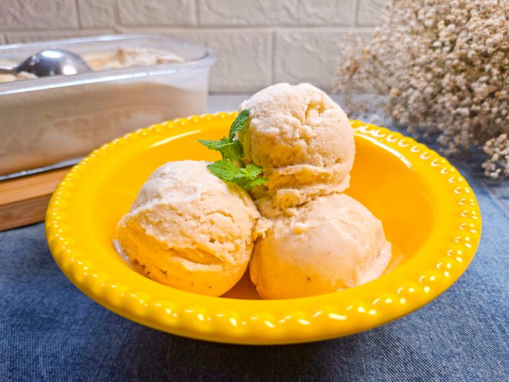 Bolas do sorvete servidas em prato.