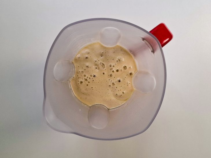 Bananas batidas no liquidificador.