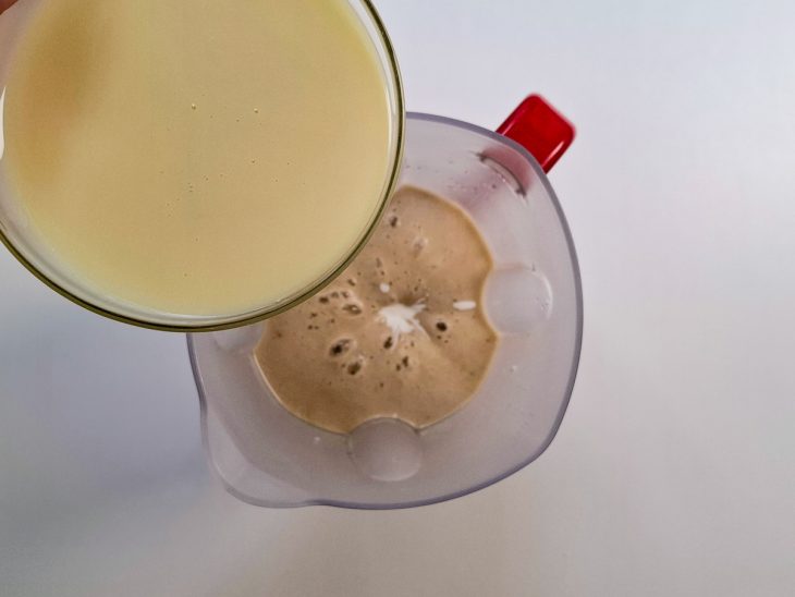 Creme de leite e leite condensado adicionados no copo do liquidificador.