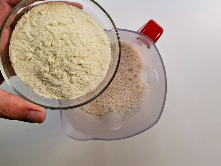 Leite em pó para ser adicionado no copo do liquidificador.