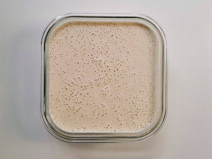 Creme transferido para um recipiente quadrado de vidro.